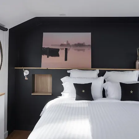 La Peniche - Bed And Bicycle - *